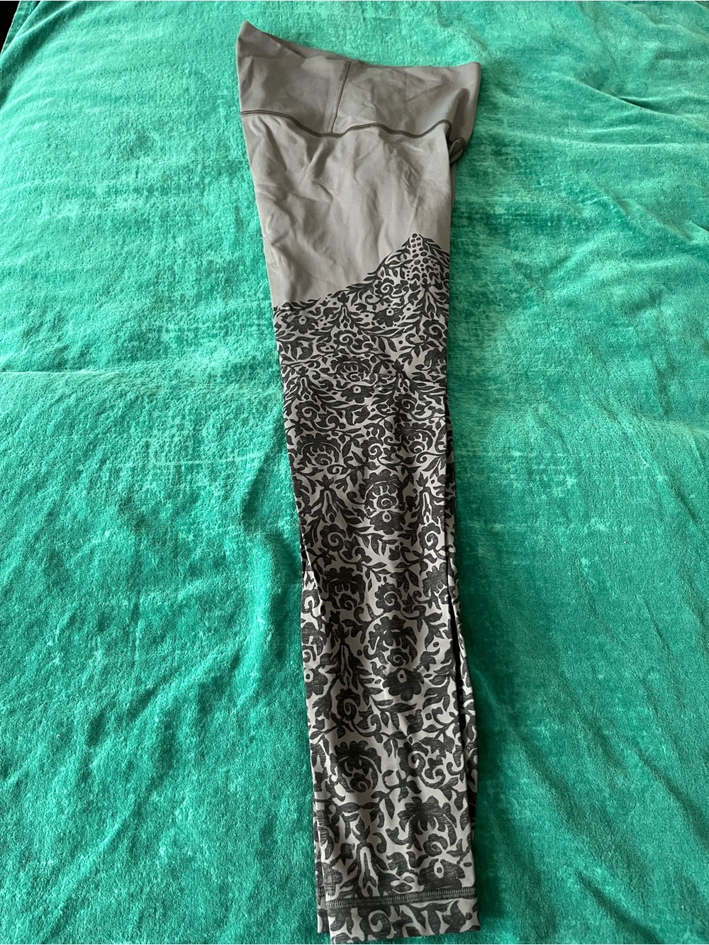 Lululemon Gray and black Patterned Leggings. Size 4